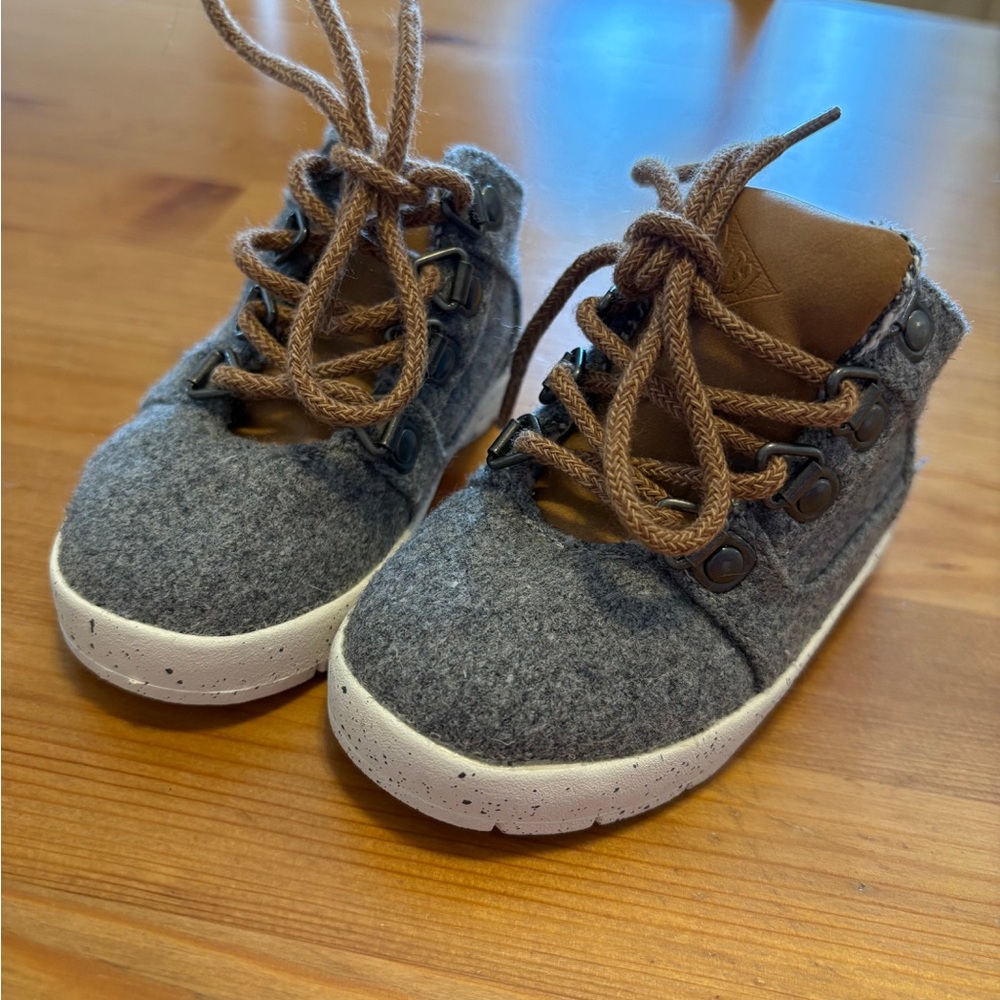 Cozy Gray Kids Sneakers with Brown Accents